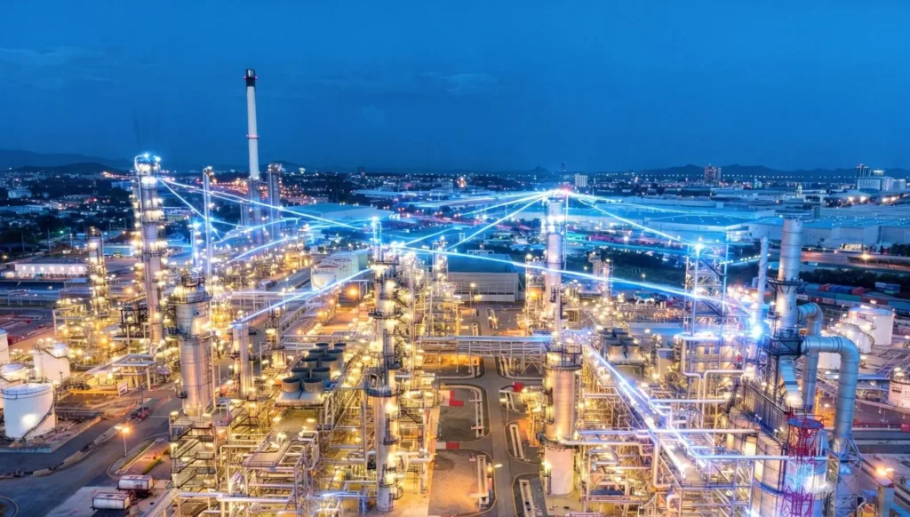 Refineria por la noche mostrando IoT industrial