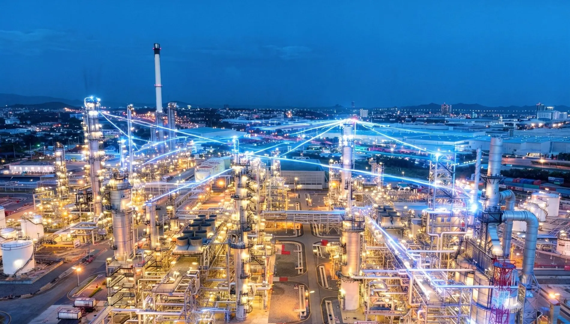 Refineria por la noche mostrando IoT industrial